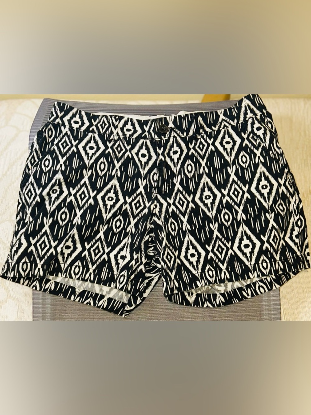 Old Navy Women's Size 6 Black and White Ikat Diamond Print Chino Everyday Shorts